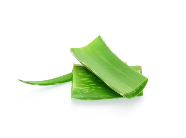 Hoja fresca de aloe vera aislada en blanco