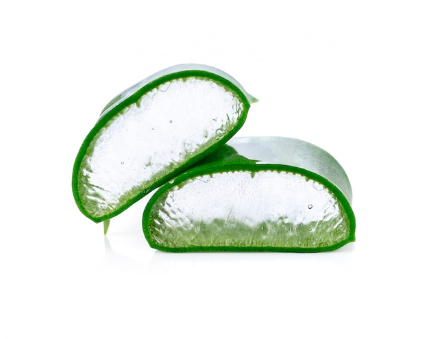 Hoja fresca de aloe vera aislada en blanco