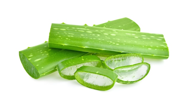 Hoja fresca de aloe vera en blanco