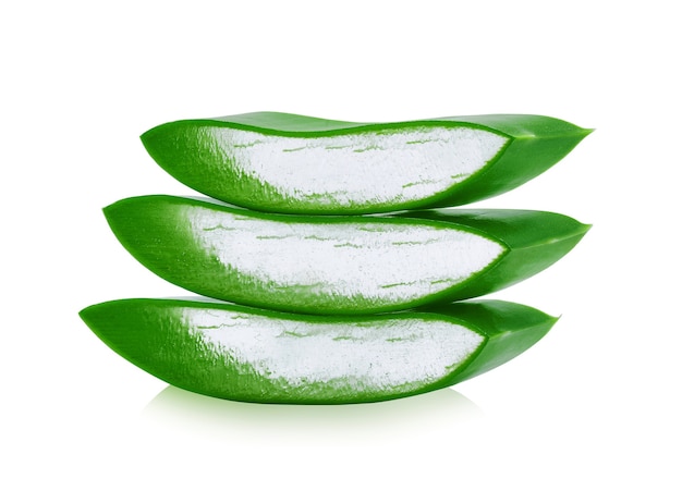 Hoja fresca de aloe vera en blanco