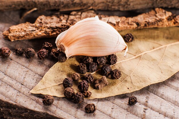 hoja de laurel y pimienta negra