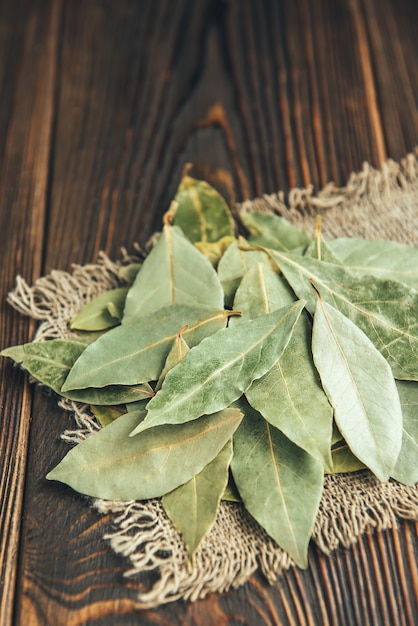 Foto hoja de laurel sobre fondo de madera.