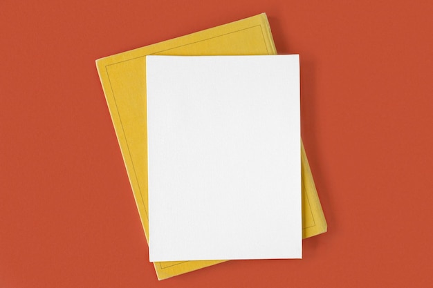 Hoja de lienzo en blanco con bolígrafo sobre fondo naranja rojo Vista superior espacio de copia plana Página en blanco neta