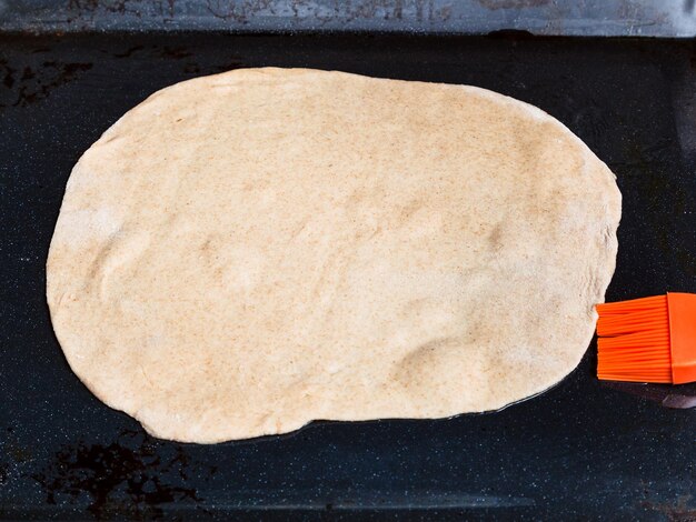 Hoja de masa cruda en la bandeja para hornear