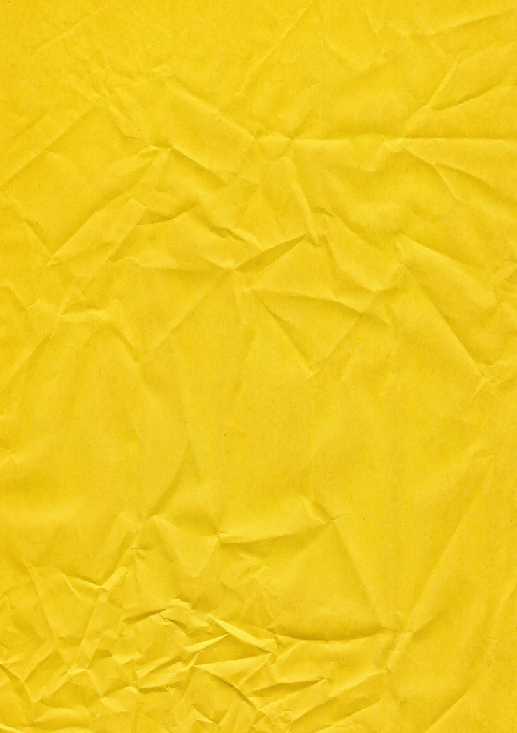 Foto hoja de papel amarilla con pequeñas arrugas en la superficie