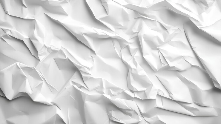 una hoja de papel arrugado blanco con un fondo blanco