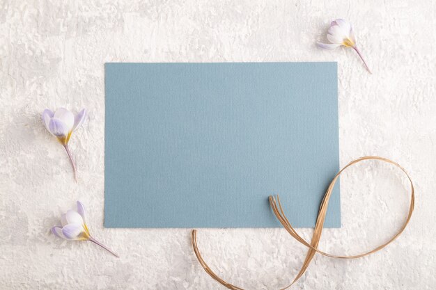 hoja de papel azul con flores de azafrán de campanillas de primavera