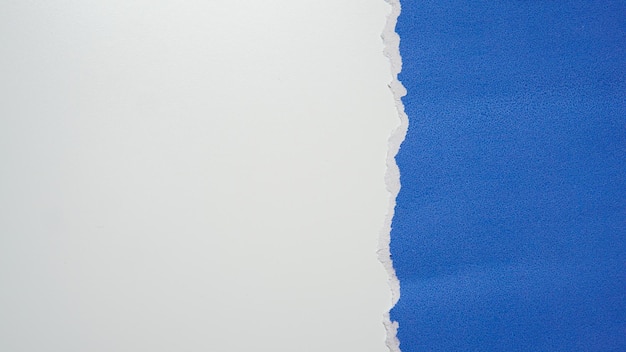 Foto hoja de papel azul rasgada aislada sobre un fondo blanco