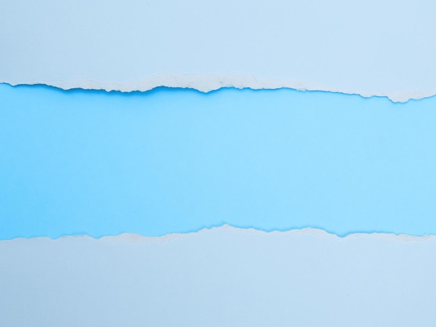 Hoja de papel azul rasgada Hoja azul debajo Copiar espacio para el texto plantilla en blanco