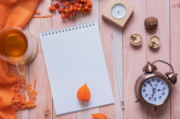 Hoja de papel en blanco y decoración acogedora de otoño vista superior Copiar espacio para texto de otoño