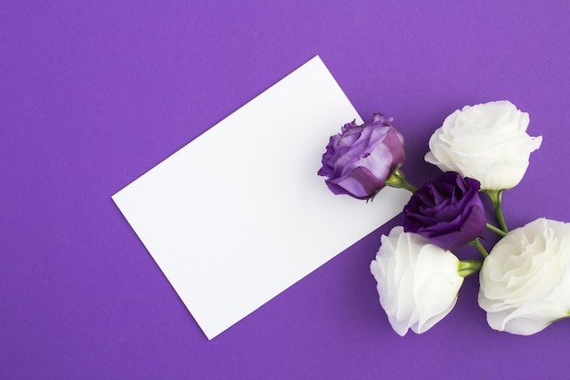 hoja de papel en blanco con rosas