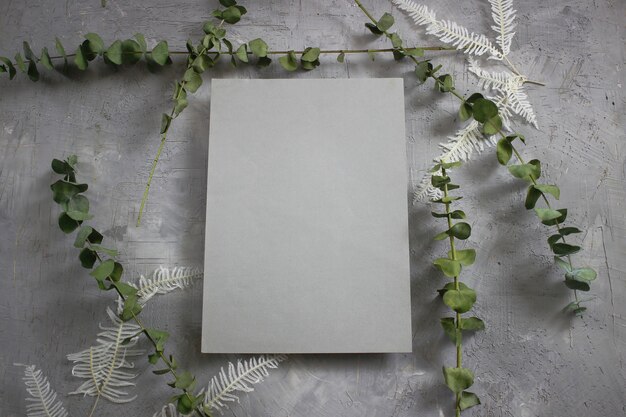 una hoja de papel en blanco sobre un fondo de flores