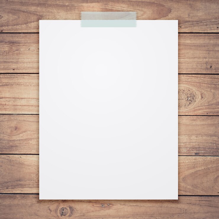 hoja de papel blanco vacía sobre fondo de madera