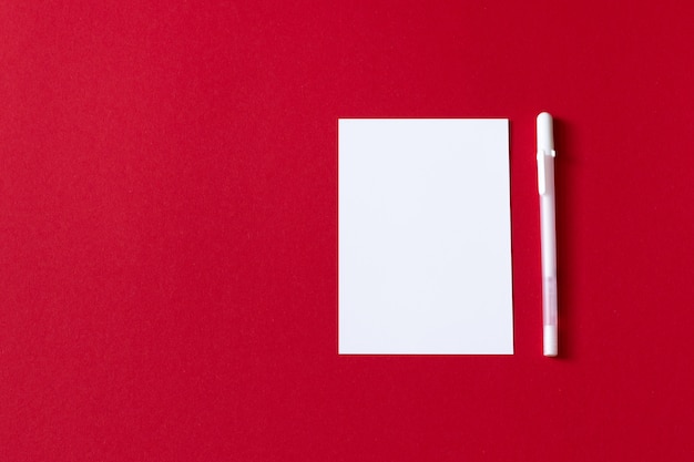 Hoja de papel blanco vacío aislada sobre fondo rojo