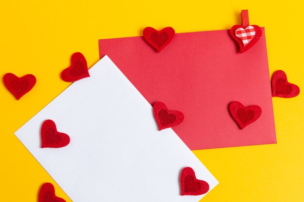 Hoja de papel con corazones rojos para mensaje en amarillo