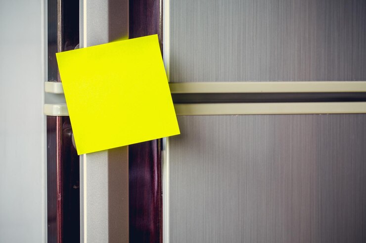 Foto hoja de papel vacía en la puerta del refrigerador con una nota de papel con clip magnético para agregar un mensaje de textoxa