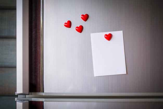 Hoja de papel vacía en la puerta del refrigerador Nota de papel con corazón magnético San Valentín enviar mensaje de texto de amor