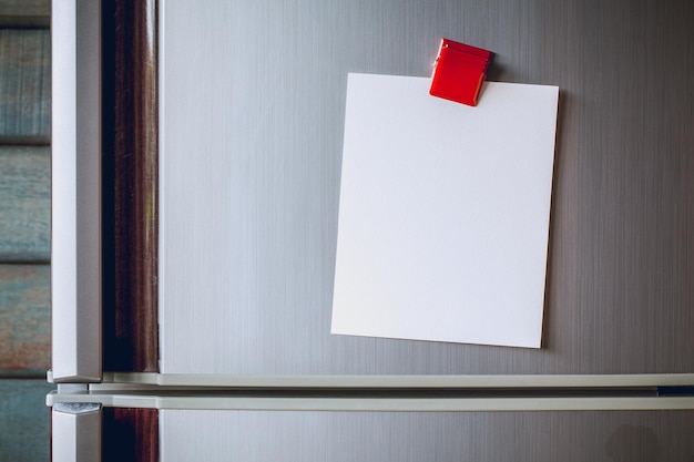 Foto hoja de papel vacía en la puerta del refrigerador papel de nota con san valentín magnético enviar mensaje de amor de texto historia de la nota del día de la memoria todos los días