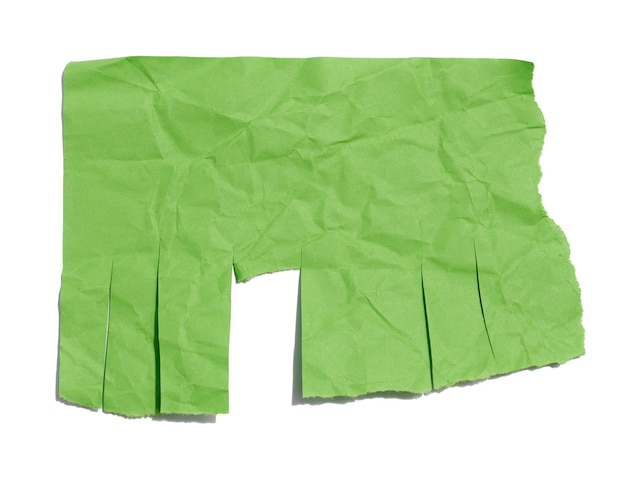 Hoja de papel verde con bordes rasgados para escribir un anuncio sobre un fondo blanco aislado