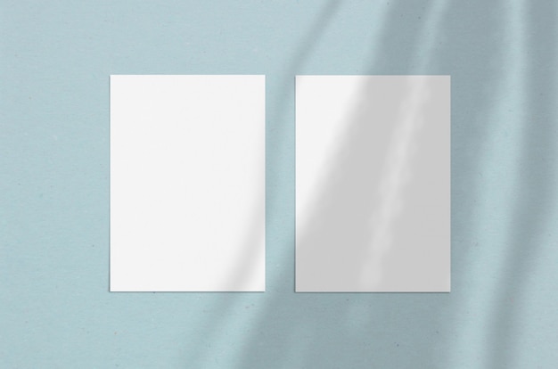 Hoja de papel vertical blanco en blanco de 5 x 7 pulgadas con superposición de sombras. Tarjeta de felicitación moderna y elegante o maqueta de invitación de boda.