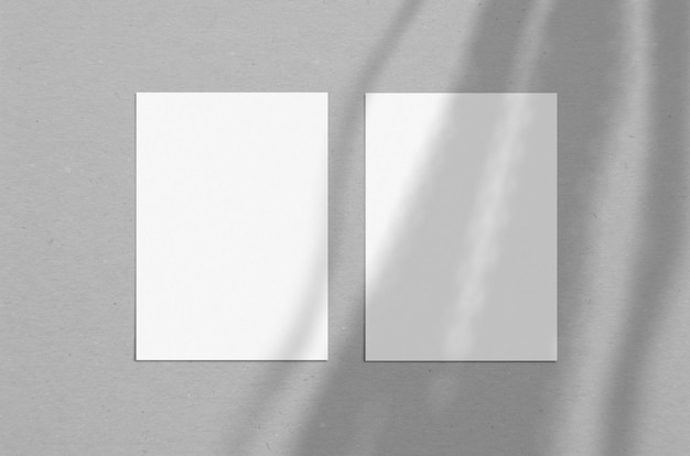 Hoja de papel vertical blanco en blanco de 5 x 7 pulgadas con superposición de sombras. Tarjeta de felicitación moderna y elegante o maqueta de invitación de boda.