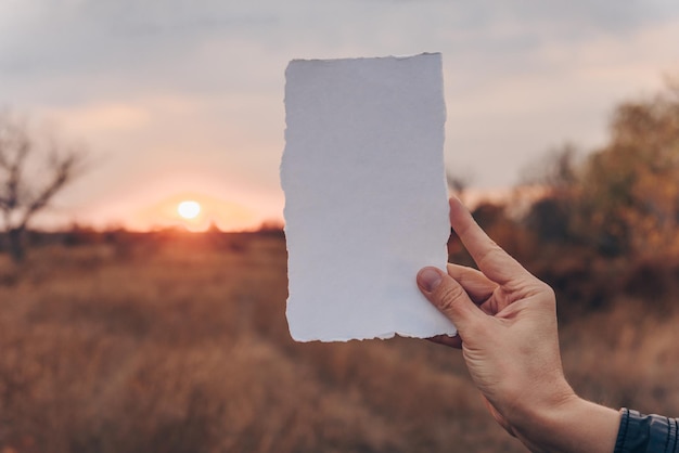 Hoja de papel vintage blanca con fondo de sol Tarjeta de invitación de boda Fotografía atmosférica