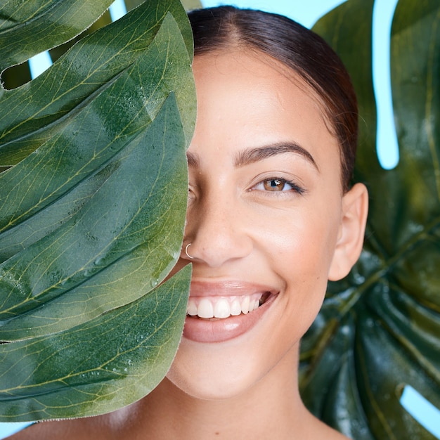 Foto hoja de la planta para el cuidado de la piel y retrato de la cara de la mujer feliz por los cosméticos dermatológicos naturales persona con beneficios de productos de belleza de la naturaleza verde spa para el cuidado de la piel y el rostro con una sonrisa