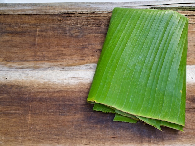 hoja de plátano en el viejo fondo de madera