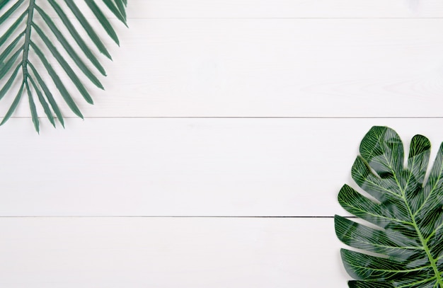 Foto hoja sobre mesa de madera.