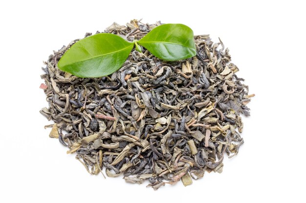 Hoja de té verde bio aislada en blanco