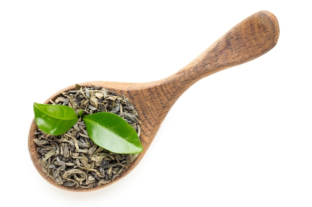 Hoja de té verde la cuchara aislada en blanco