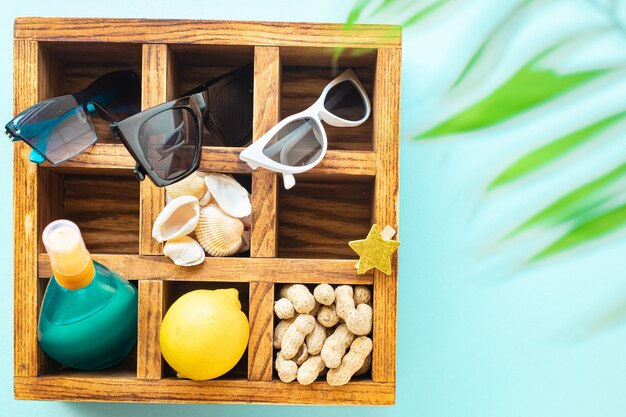 hoja tropical playa accesorios vacaciones verano bloqueador solar botella loción gafas de sol conchas marinas limón relajarse estado de ánimo