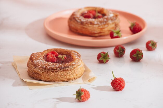 Hojaldre casero con frambuesas. Postre dulce y sabroso. decorado con azúcar en polvo