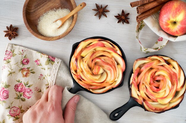 Hojaldre casero con rodajas de manzana en forma de rosa horneadas en sartenes de hierro