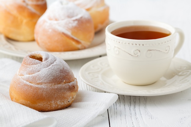 Hojaldre de crema con crema de vainilla y crema batida