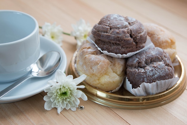 Foto hojaldre de crema de natillas y chocolate chu en un plato