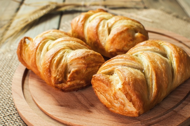 Hojaldre con manzana - empanadas de postre en una mesa de madera Recién horneado.