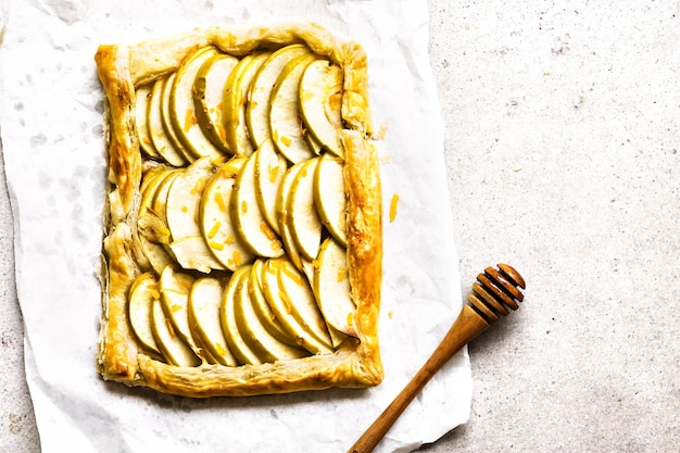 Hojaldre de manzana con ralladura de naranja y miel