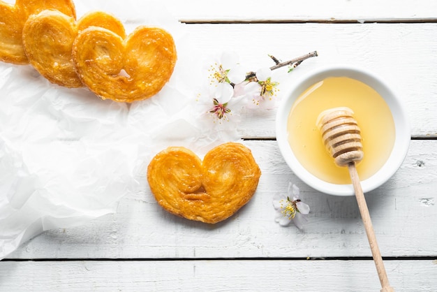 Hojaldre de palmitos con miel Postre con harina azúcar miel huevo para desayuno industrial casero