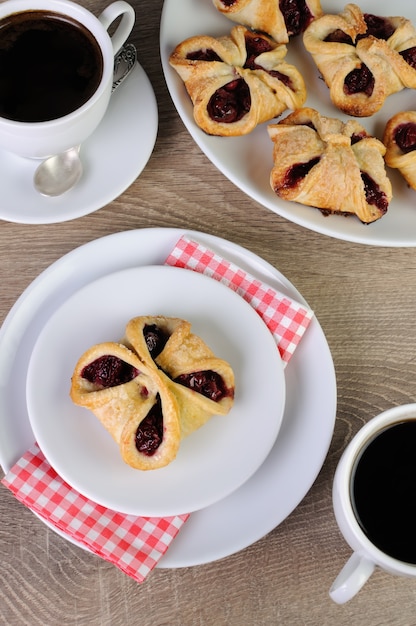 Hojaldre relleno de cerezas