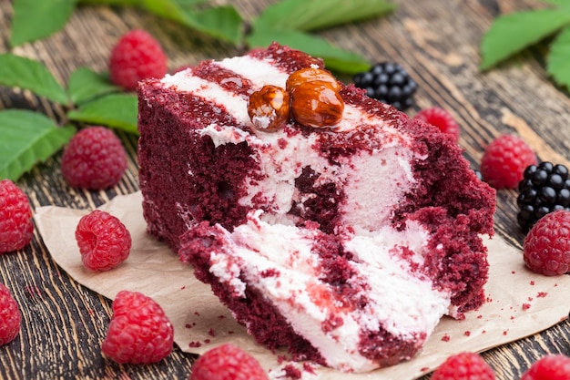 Hojaldre relleno de crema blanca y masa roja y frambuesas con moras