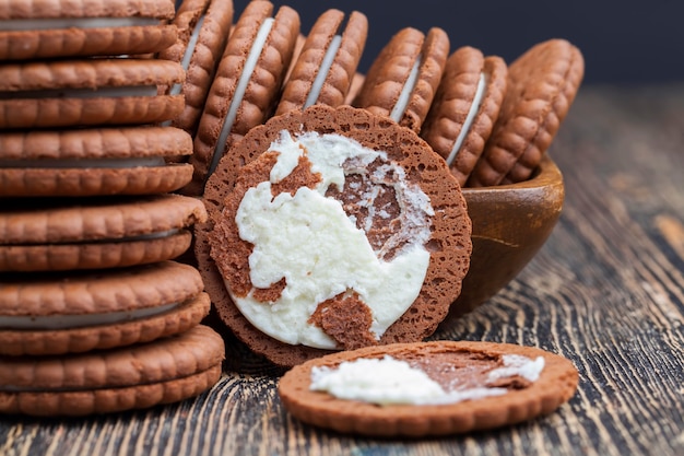 Hojaldre con relleno cremoso con sabor a vainilla, galletas dulces con relleno de leche