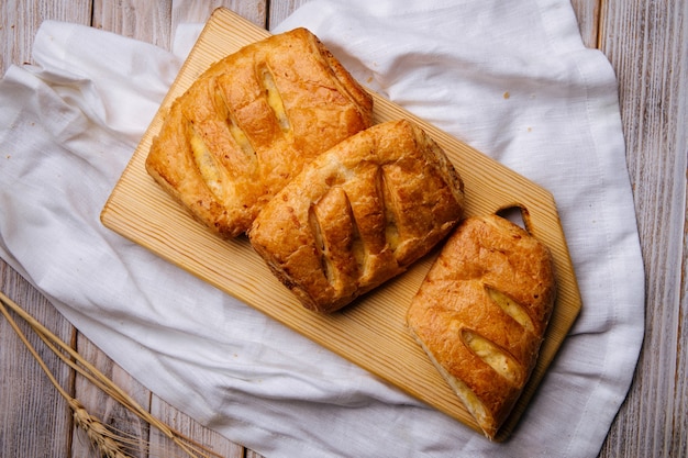 Hojaldres recién horneados con relleno de queso