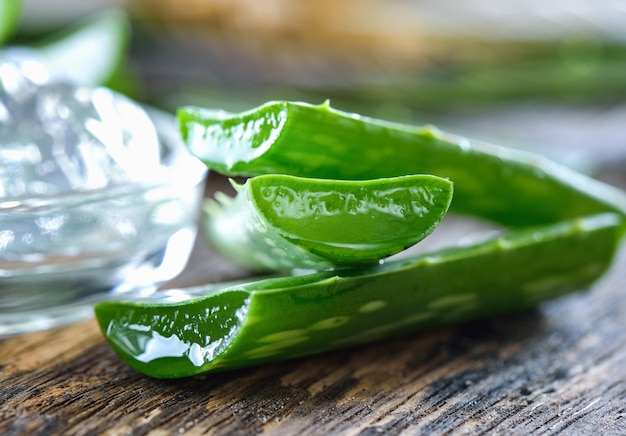 Hojas de aloe vera en mesa de madera