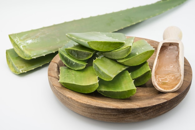 Hojas de aloe vera y vaso de jugo de aloe vera