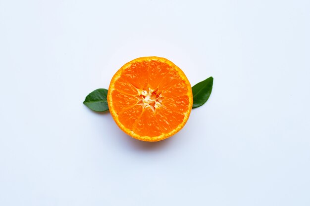 Hojas anaranjadas de la fruta y del verde en un fondo blanco.