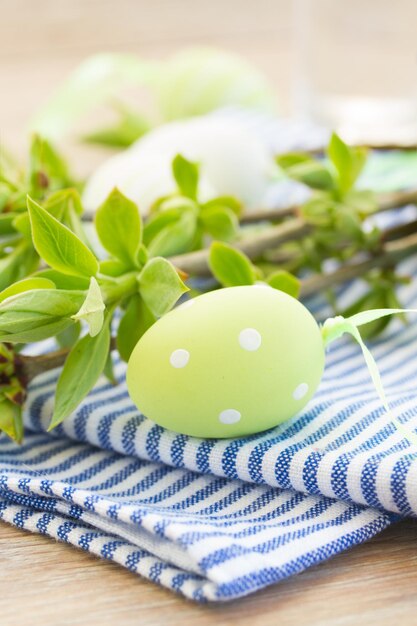 Hojas de árbol verde frescas y huevos de Pascua