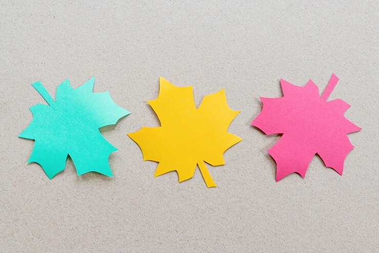 Foto hojas de arce cortadas de papel de color para diseño otoñal