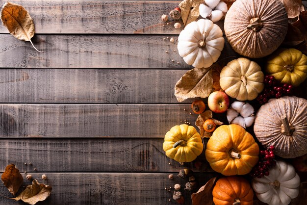 Hojas de arce otoñal con calabaza sobre fondo de madera. Concepto de acción de gracias.