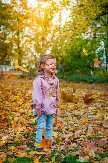 Las hojas caen sobre la niña